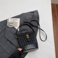 Elegante borsa a secchiello nera trapuntata con chiusura dorata e tracolla regolabile - Nero senza ciondoli