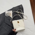 Borsa a secchiello bianca in pelle a pieghe con chiusura girevole e tracolla regolabile - Bianco Sporco Senza Pendente