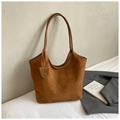 Bolso tote minimalista de ante marrón con correas de hombro y pequeño colgante - Marrón