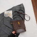 Secchiello marrone scuro alla moda con design increspato e chiusura dorata - Caffè senza ciondolo