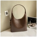 Dettaglio della grande borsa Hobo marrone con tracolla larga e ciondolo in perline - Marrone