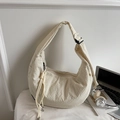 Detalle de la tela tipo gofre crema y hebilla ajustable en el bolso de media luna - Blanco Roto