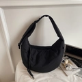 Detalle del bolso de media luna negro con textura de gofre y cordón ajustable lateral - Negro
