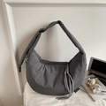 Detalle del bolso de media luna gris oscuro con tela de textura gofre y correa ancha - Gris