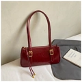 Bolso de hombro retro rojo intenso en piel sintética arrugada brillante con borla - Rojo