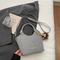 Dettaglio borsa a secchiello grigia leopardata con ciondolo peluche e logo moda - Argento (Con Ciondolo)