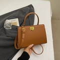 Borsa tote vintage in pelle marrone con fibbia dorata e tracolla regolabile - Marrone