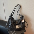 Retro schwarze Hobo Tasche mit vertikalen Reißverschlüssen und Baseball Anhänger - Mit Anhänger / Schwarz