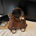 Braune Vintage-Ledertasche mit Baseball-Anhänger und multifunktionalen Schultergurten - Mit Anhänger / Braun
