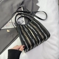 Détail du sac cabas en tweed rayé avec bords en cuir noir et bandoulière - Noir