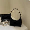 Sac croissant en daim noir vintage avec boucle métallique et bandoulière élégante - Noir