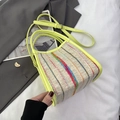 Détail d'un sac bandoulière tissé crème avec bordure vert fluo et rayures colorées - Jaune