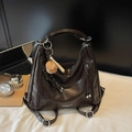 Dunkelbraune Kunstledertasche mit Baseball-Anhänger für den täglichen Pendelverkehr - Mit Anhänger / Kaffeebraun
