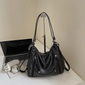 Minimalistische schwarze matte Ledertasche mit silbernen Reißverschlüssen und Fransen - Ohne Anhänger / Schwarz