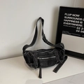 Sac bandoulière en denim délavé gris foncé avec zips et lettrage fashion embossé - Noir