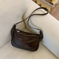 Bolso de hombro minimalista marrón oscuro con correa ajustable y cremallera metálica - Café sin Colgante