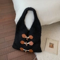 Detail van zwarte pluche gebreide shopper met klassieke houten houtje-touwtje sluiting - Zwart