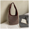Elegante bolso hobo burdeos con remaches de perlas para mujer en un entorno lifestyle - Burdeos