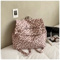 Mochila de lona con estampado de leopardo rosa y cierre de solapa sobre cojín blanco - Rosa