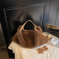 Bolso de hombro de pelo sintético marrón café con asas de cuero y correa ajustable - café
