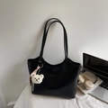 Bolso tote negro minimalista con logo dorado y colgante de oso de peluche blanco - Negro