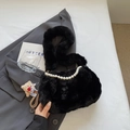 Dettaglio borsa a tracolla in peluche nero con catena di perle e ciondolo decorativo - Nero Con Pendente