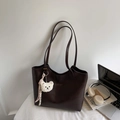Bolso tote de cuero sintético marrón oscuro con asas largas y colgante de oso de peluche - Marrón