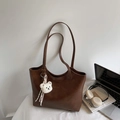 Bolso tote chic en color café oscuro de cuero PU brillante con colgante de osito blanco - Caramelo