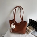 Bolso tote de cuero marrón oscuro con colgante de oso de peluche y portátil diario - Marrón