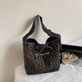 Détail du sac en toile imprimé léopard avec bordure en denim et slogan blanc élégant - café