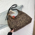 Vintage-Einkaufstasche mit Leopardenmuster, Plüsch-Anhänger und schwarzen Riemen - Braun mit Anhänger