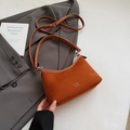 Borsa hobo di tendenza in camoscio caramello con tracolla e logo dorato inciso - Marrone