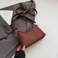 Borsa hobo in nubuck caramello con doppie tracolle e logo dorato raffinato - Marrone