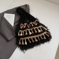 Dettaglio borsa tote in pelliccia nera con nappe etniche a strati in tonalità oro - Nero