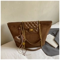 Detail van grote shopper met ruitvormig gewatteerd leer en decoratieve hangers - Bruin (Met Hanger)