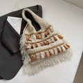 Dettaglio borsa tote boho in maglia con frange a strati e accenti di nappe etniche - Bianco Sporco