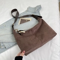 Detail der kaffeebraunen Wildledertasche mit Lederriemen und böhmischem Perlenanhänger - Braun