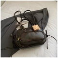 Dunkelbraune Boston-Tasche aus Kunstleder mit Vintage-Schleife und Keks-Anhänger - Mit Anhänger / Braun