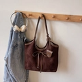 Detail van vintage bruine suède shopper met strik en retro uitstraling voor dagelijks gebruik - Bruin