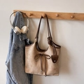 Detail van de kaki matte shopper met strik en bruine leren bies op een wandhaak - Khaki