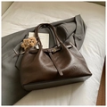 Details der dunkelbraunen Totebag aus Wildlederimitat mit Teddy-Anhänger und Schnallen - Kaffee Mit Anhänger