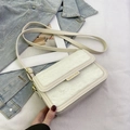 Bolso bandolera cuadrado beige con panel de piel sintética y correa ajustable - Blanco Roto