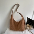 Nahaufnahme der braunen Wildleder-Hobo-Tasche mit verstellbarem Riemen und Matt-Details - Khaki