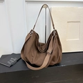 Detailansicht der braunen Canvas-Tasche mit verstellbaren Trägern und silbernen Beschlägen - Braun