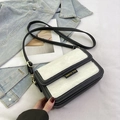 Bolso bandolera cuadrado pequeño de cuero negro y piel sintética blanca con costuras a contraste - Negro