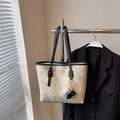 Große beige Tragetasche mit schwarzem Besatz und Elefantenanhänger für den Alltag - Grau und Schwarz