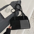 Moderne schwarze Handtasche mit kontrastierenden Nietendetails und zwei Tragegriffen Damen - Silber Modell 1