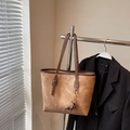 Große Shopper Tasche in Braun mit Vintage-Matt-Finish und niedlichem Elefanten-Anhänger - Braun