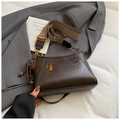Französische Retro-Schultertasche aus braunem Leder mit gewebtem Gurt und Pelzanhänger - Braun Ohne Anhänger