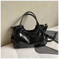 Dettaglio della borsa tote in pelle cerata nera lucida con coulisse laterale e manici - Nero
